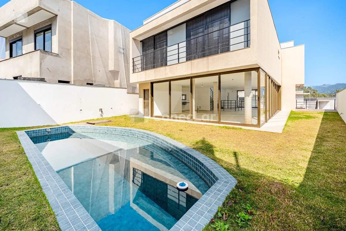Casa de alto padrão com 4 suítes e fachada imponente no Itahyê