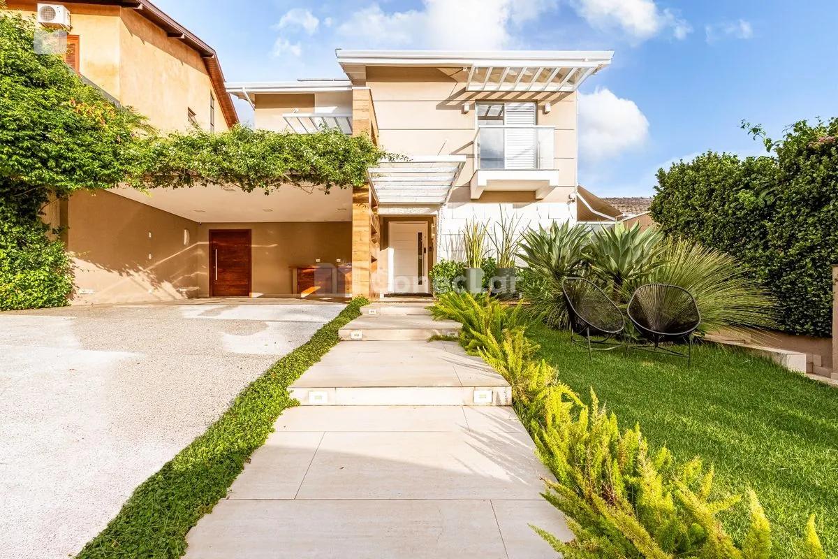 Casa reformada à venda no Alphaville 9 com 4 suítes e automação