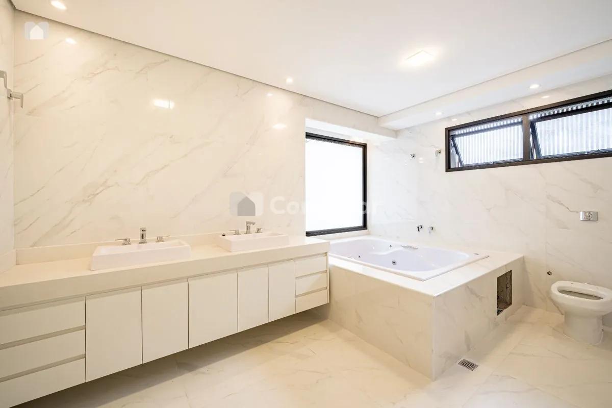 Casa Modernizada à Venda em Alphaville Zero: 4 Suítes e 9 Vagas