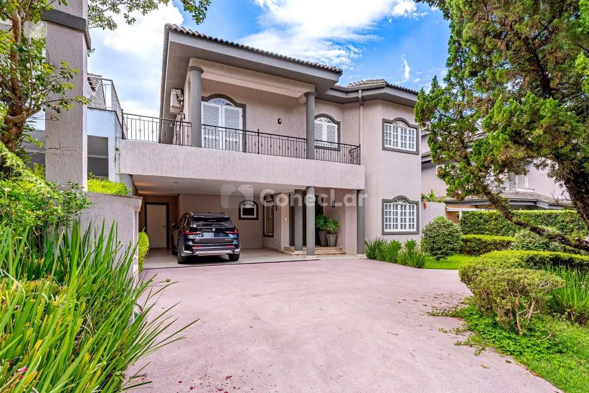 Casa neoclássica à venda no 18 do Forte com 4 suítes e piscina