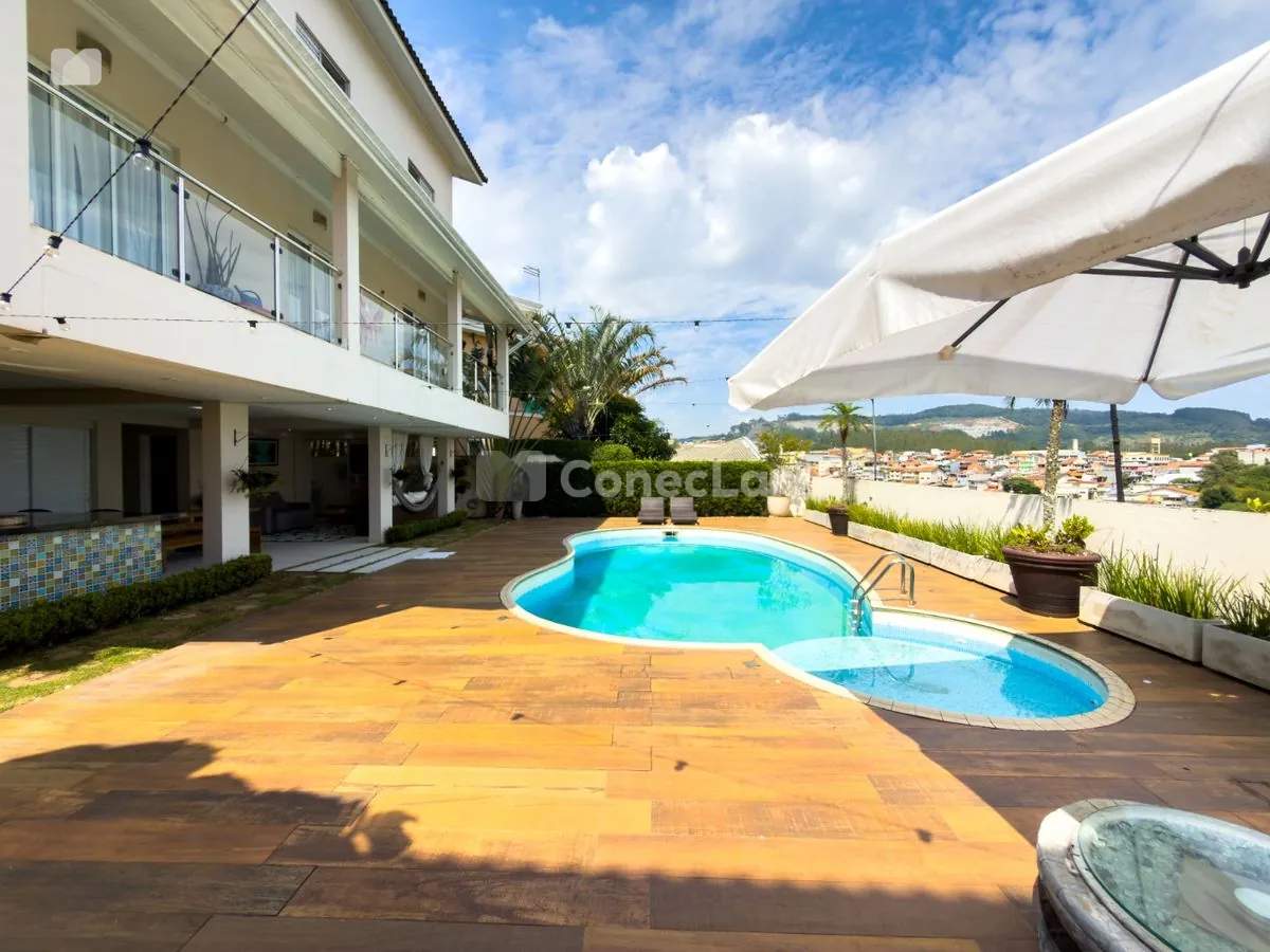 Casa à venda no Condomínio Tarumã com 3 suítes e piscina