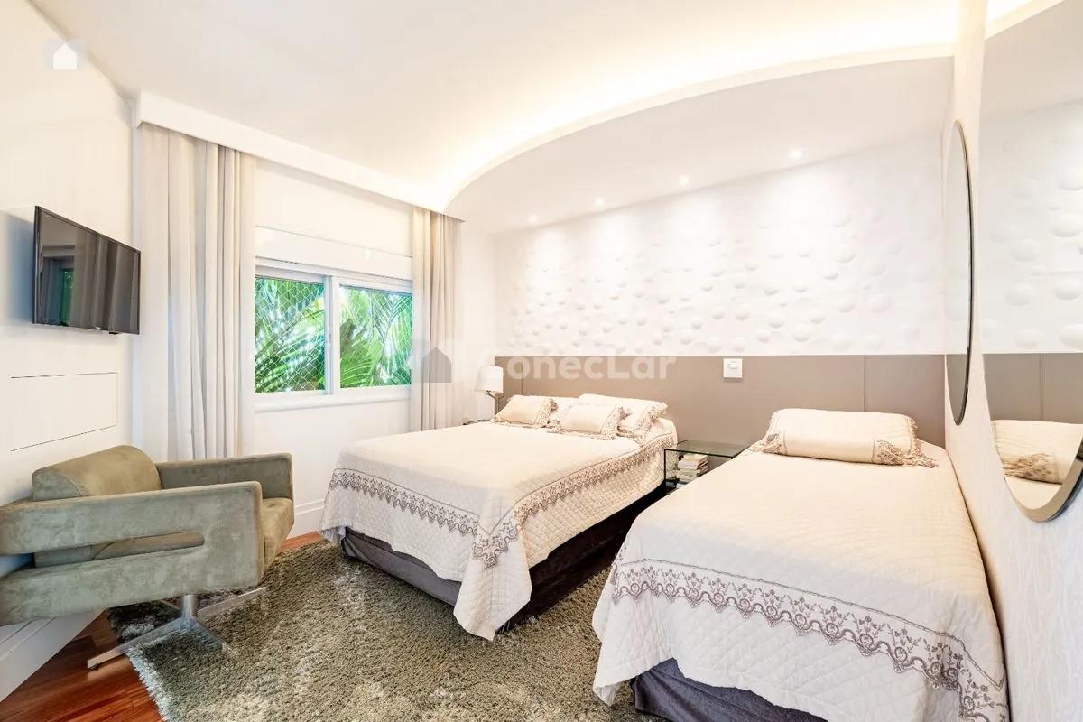 Casa porteira fechada à venda no Tamboré 11 com 6 suítes