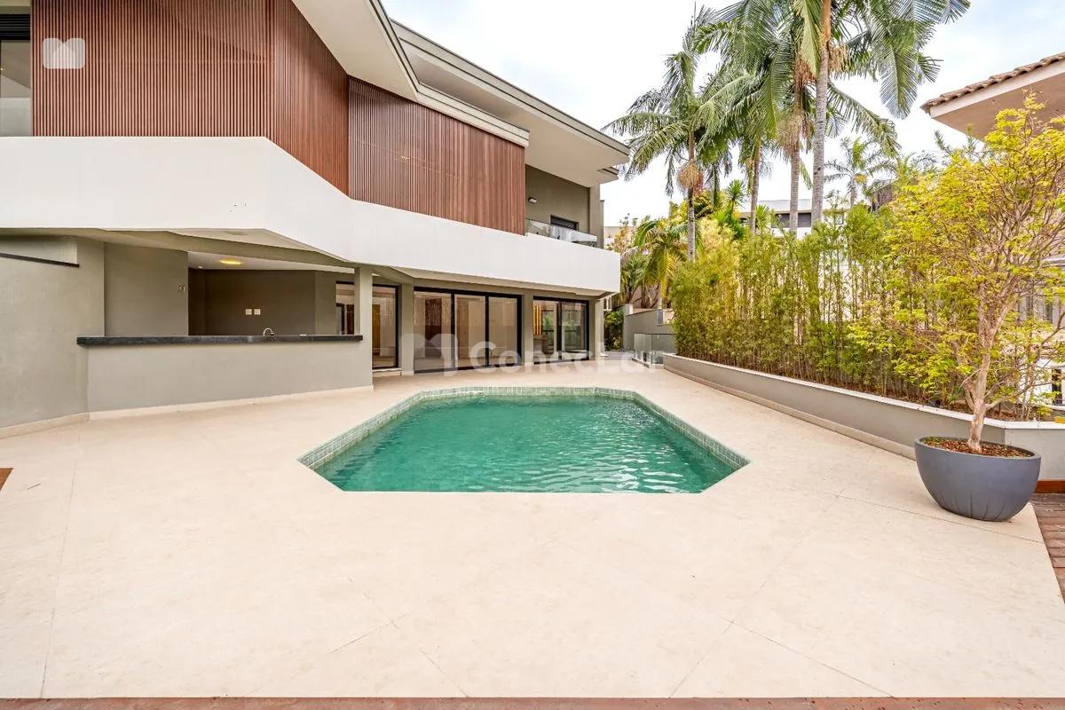 Casa Modernizada à Venda em Alphaville Zero: 4 Suítes e 9 Vagas