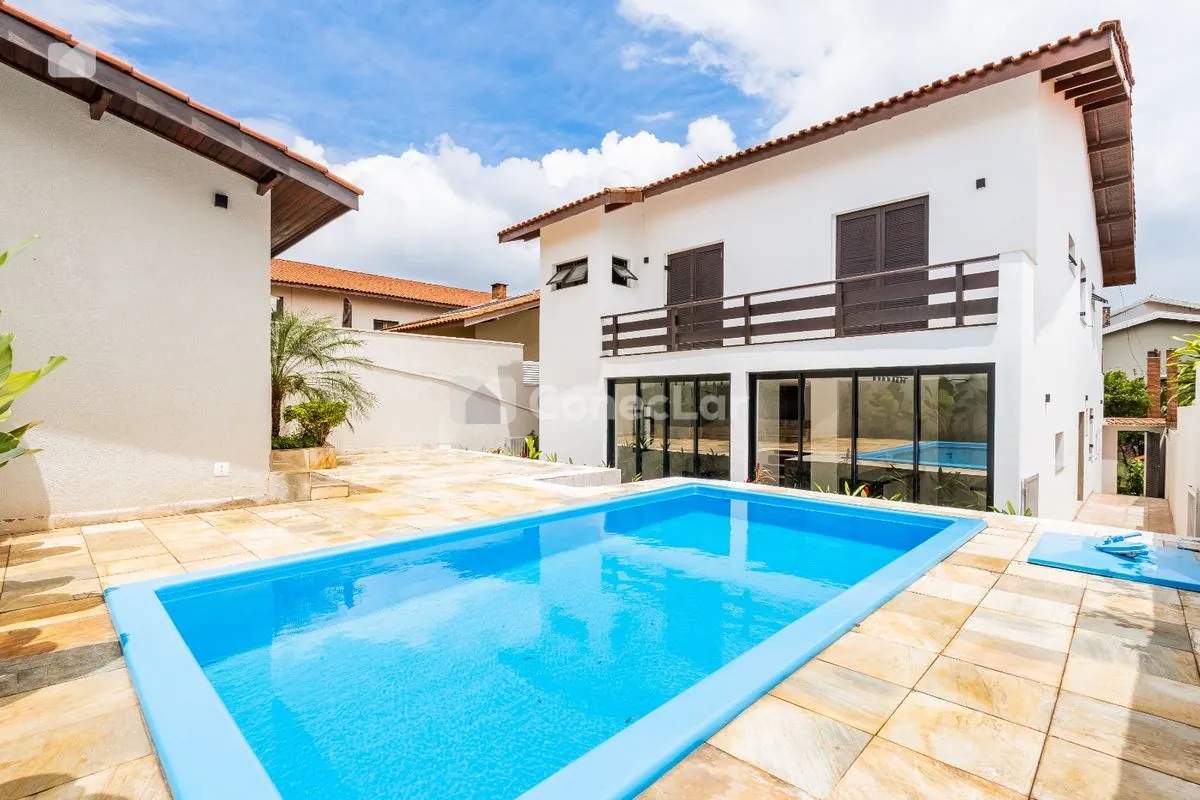 Casa reformada à venda no Alphaville 09 com 5 quartos e piscina