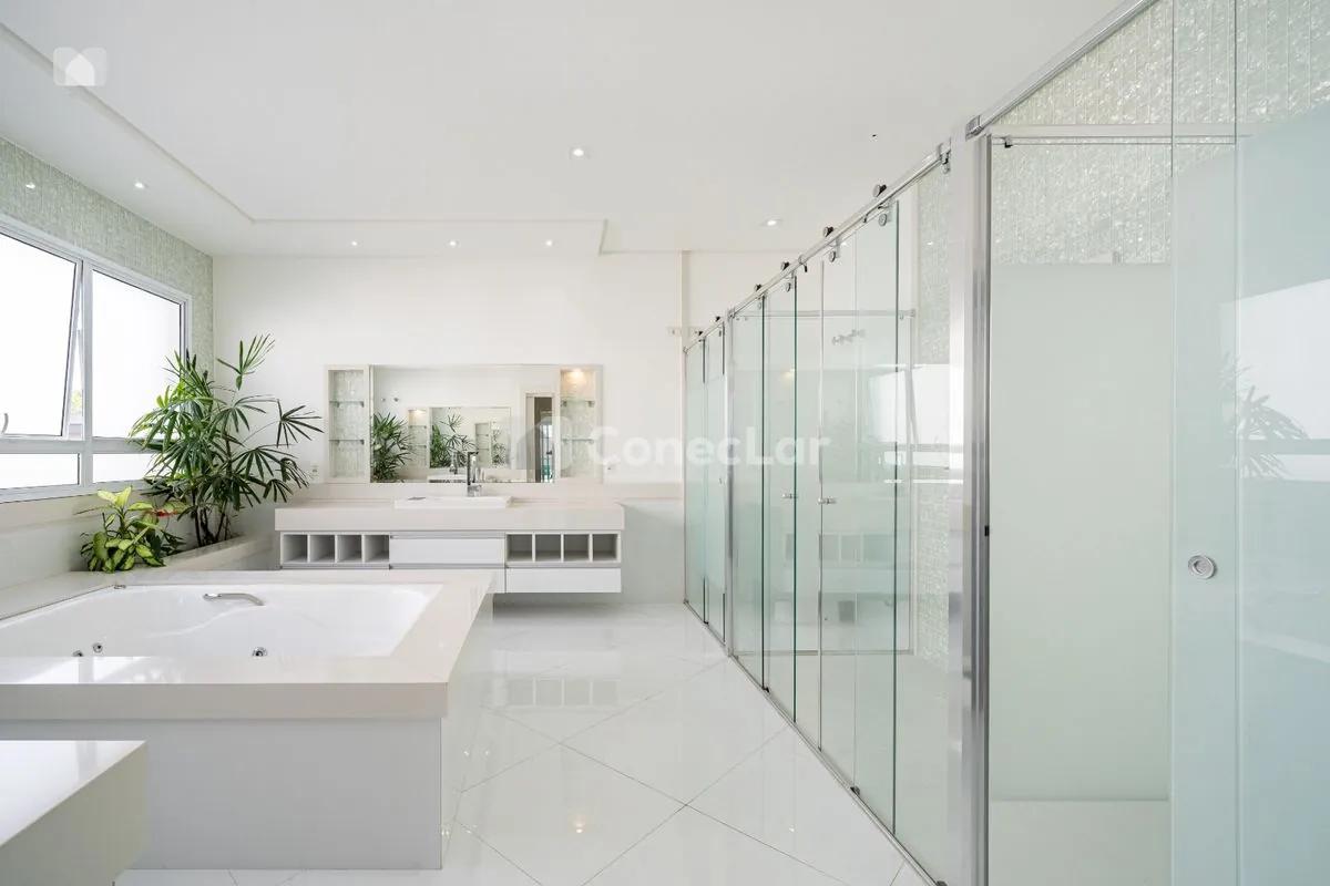 Casa à Venda no Alphaville 11: 4 Suítes e Piscina Aquecida