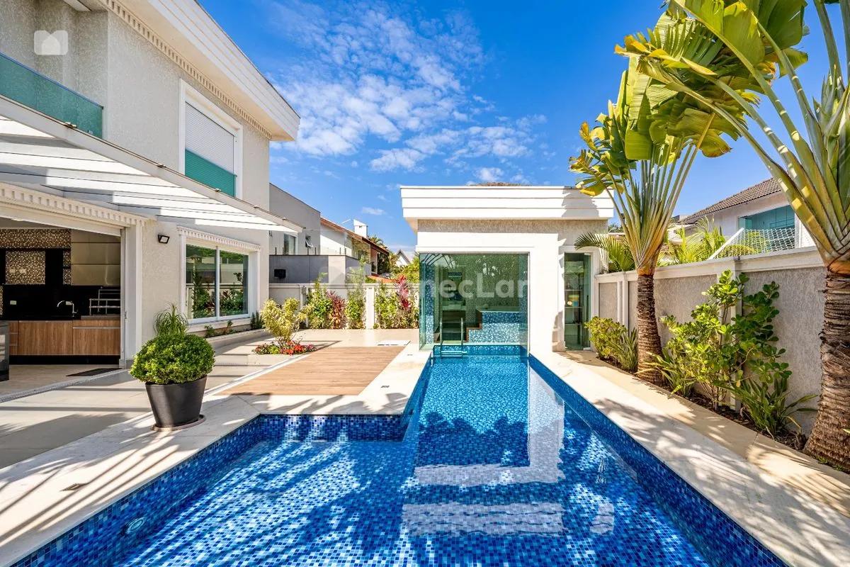 Casa à Venda no Alphaville 11: 4 Suítes e Piscina Aquecida