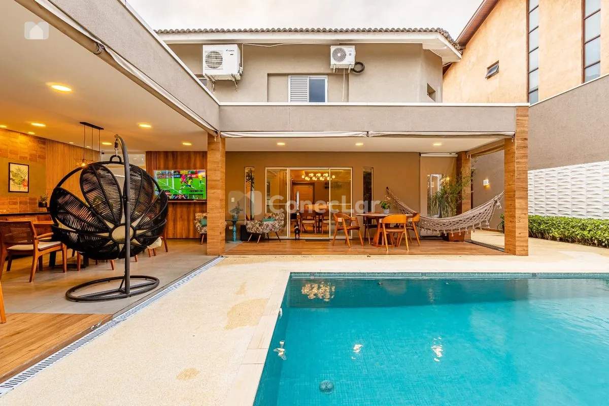 Casa reformada à venda no Alphaville 9 com 4 suítes e automação