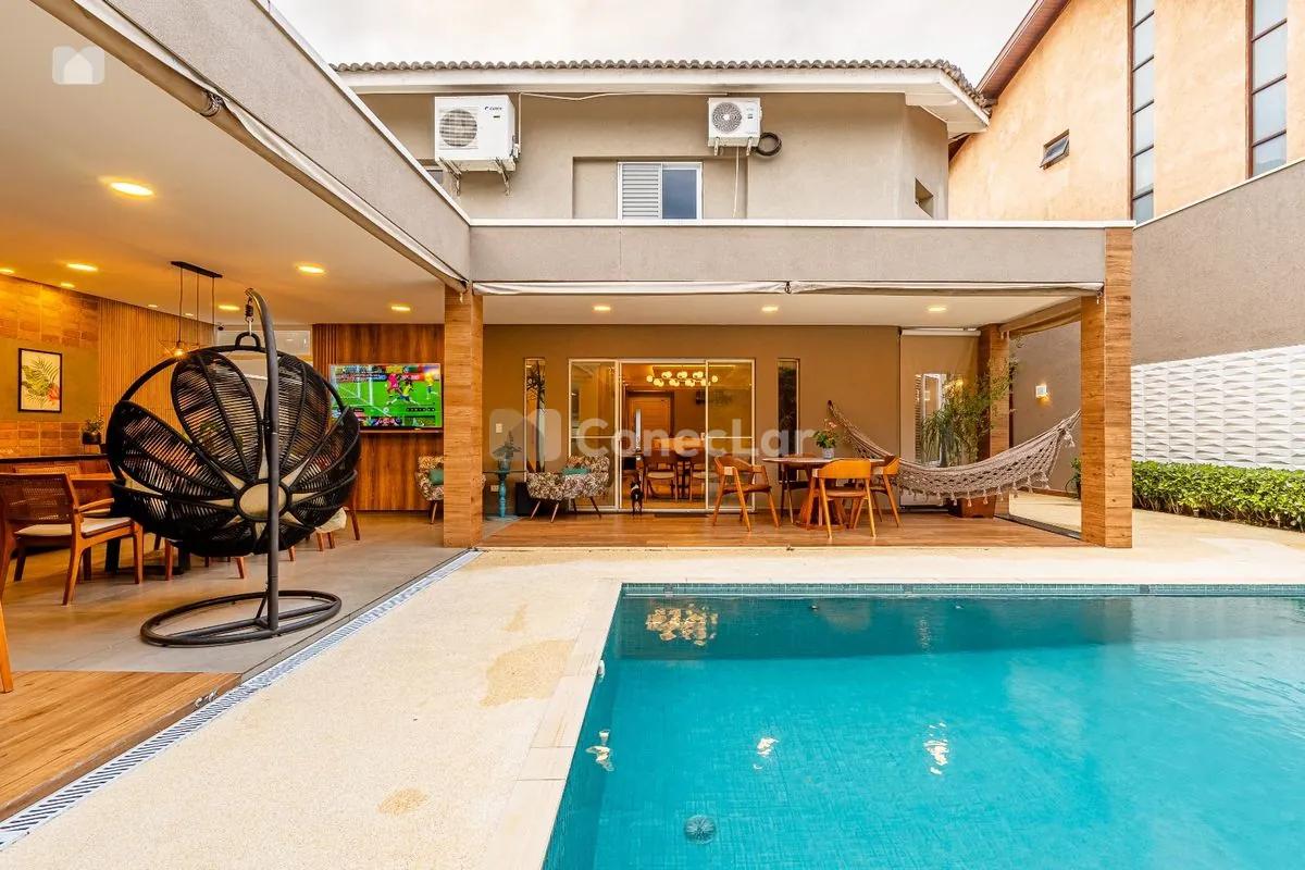Casa reformada à venda no Alphaville 9 com 4 suítes e automação