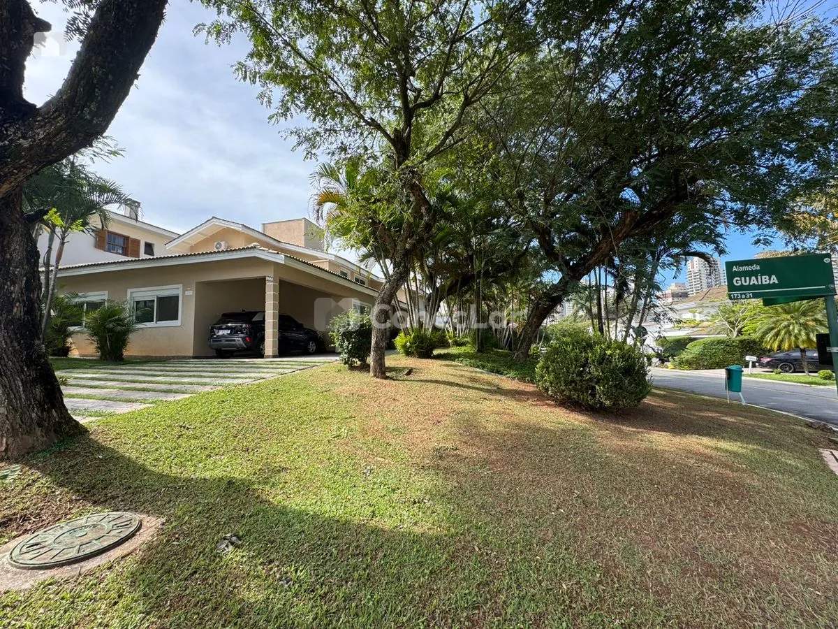 Casa semi térrea à venda em Alphaville com 4 suítes e 600m²