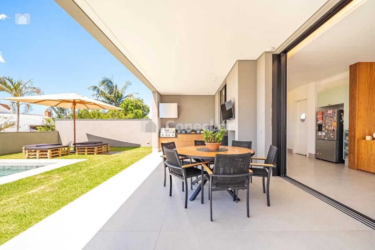 Casa à Venda no Alphaville 6: 4 Suítes, Piscina e Energia Solar