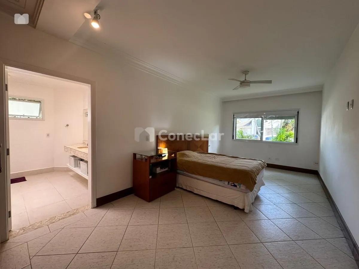 Casa semi térrea à venda em Alphaville com 4 suítes e 600m²